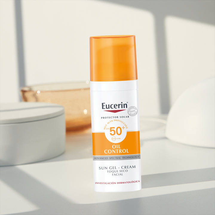 Protege tu piel con el Protector Solar Facial Oil Control Toque Seco de Eucerin Sin Color. SPF 50+ y control de brillo todo el día.