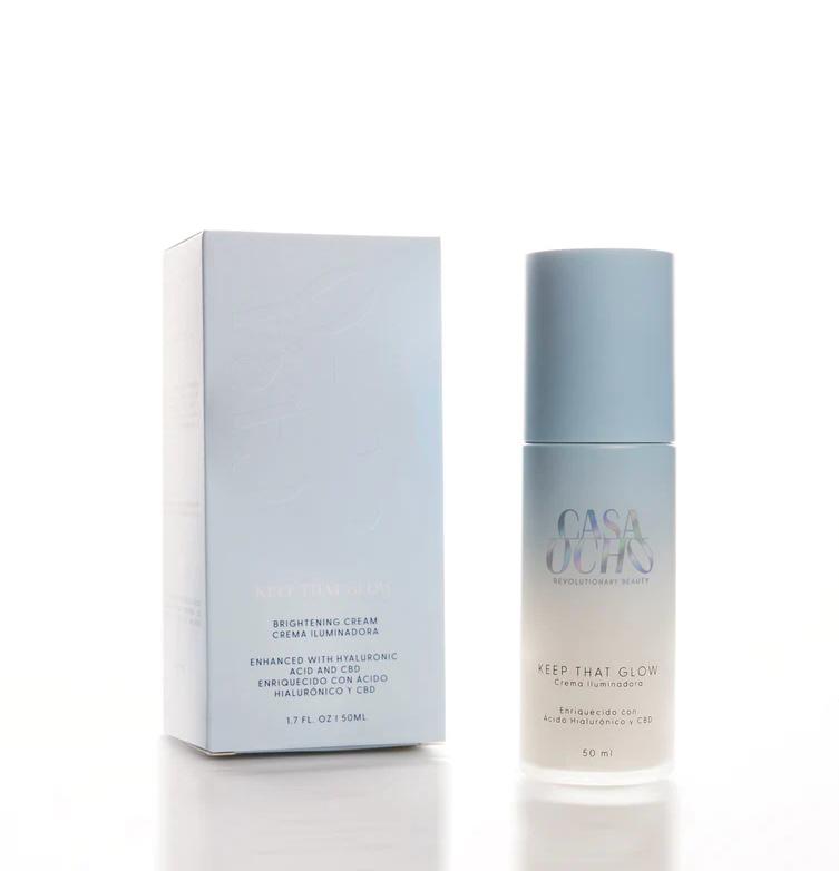 Envase de Crema Iluminadora Humectante Keep That Glow de Casa Ocho para el cuidado facial.