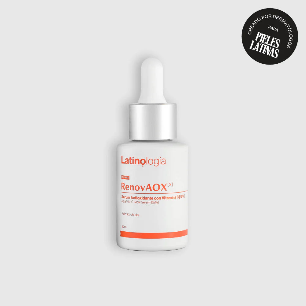 Envase de RenovAOX Serum Vitamina C 15% Latinología para luminosidad y protección antioxidante.