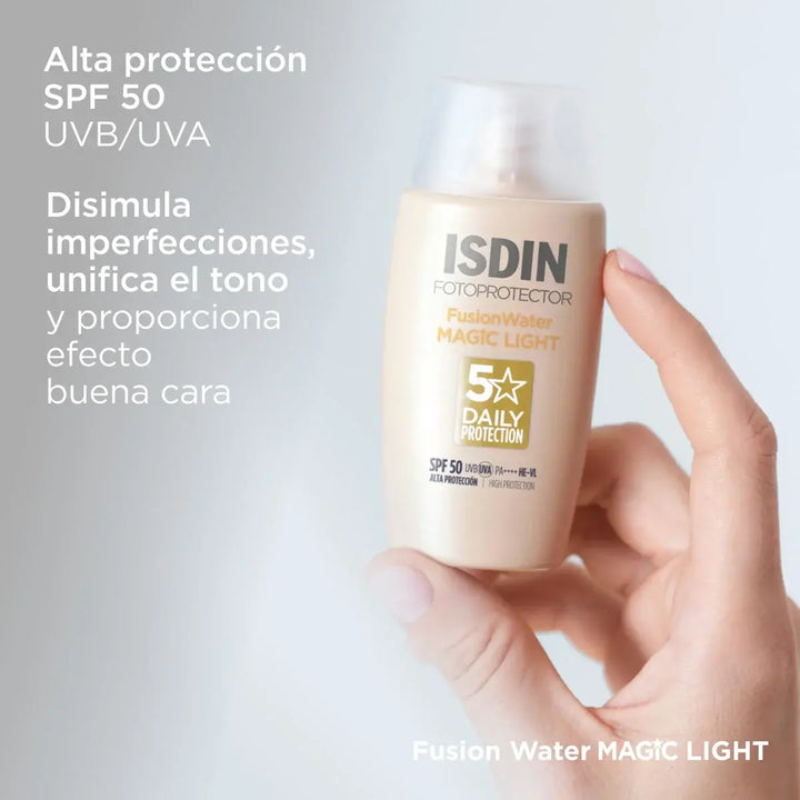 Envase de Fotoprotector Isdin Fusion Water Magic SPF 50 Tono Light para el cuidado facial.