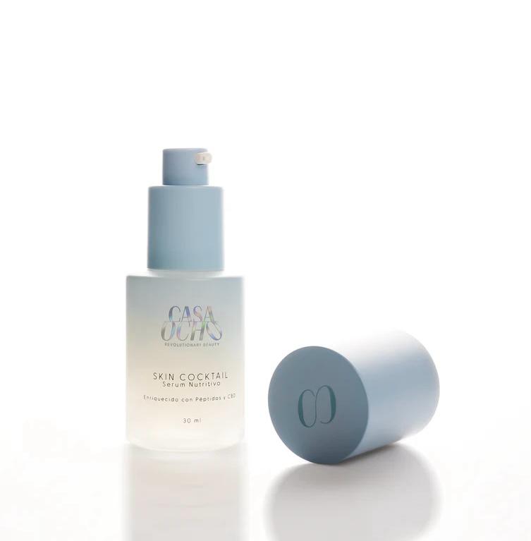 Envase de Sérum Nutritivo Skin Cocktail de Casa Ocho para nutrición y firmeza facial.