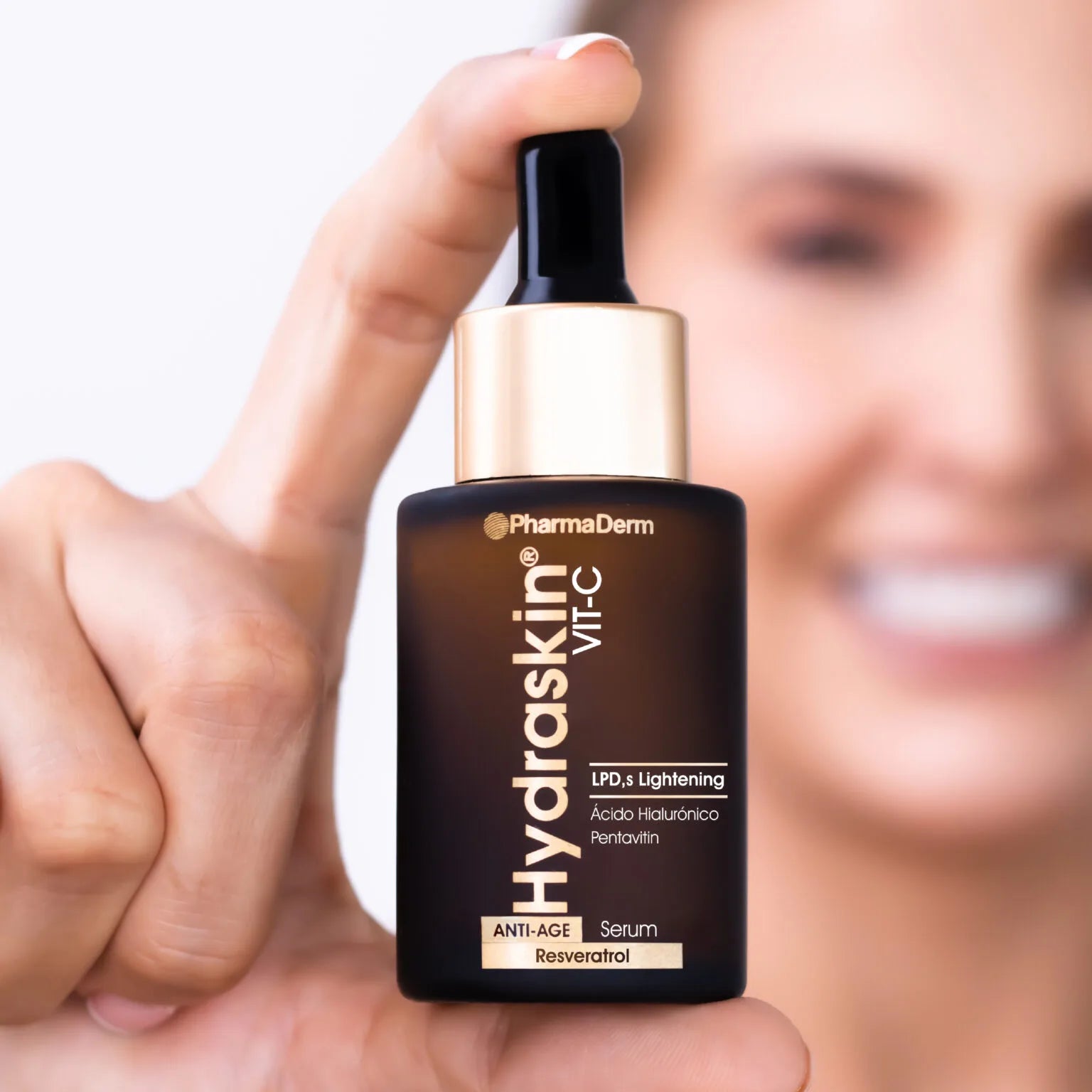 Serum antioxidante con Vitamina C Hydraskin de Pharmaderm para el rostro.