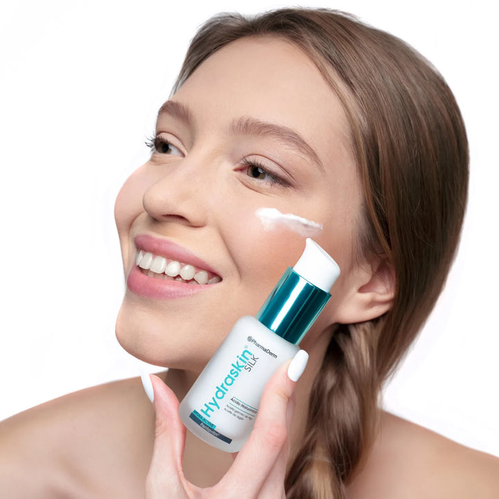 Crema hidratante facial Hydraskin Silk de Pharmaderm con acabado sedoso.