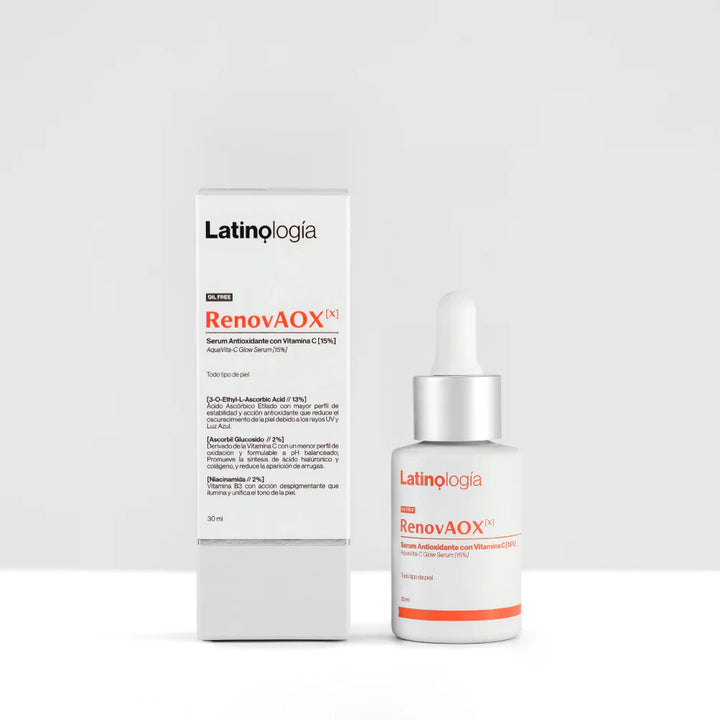 Envase de RenovAOX Serum Vitamina C 15% Latinología para luminosidad y protección antioxidante.
