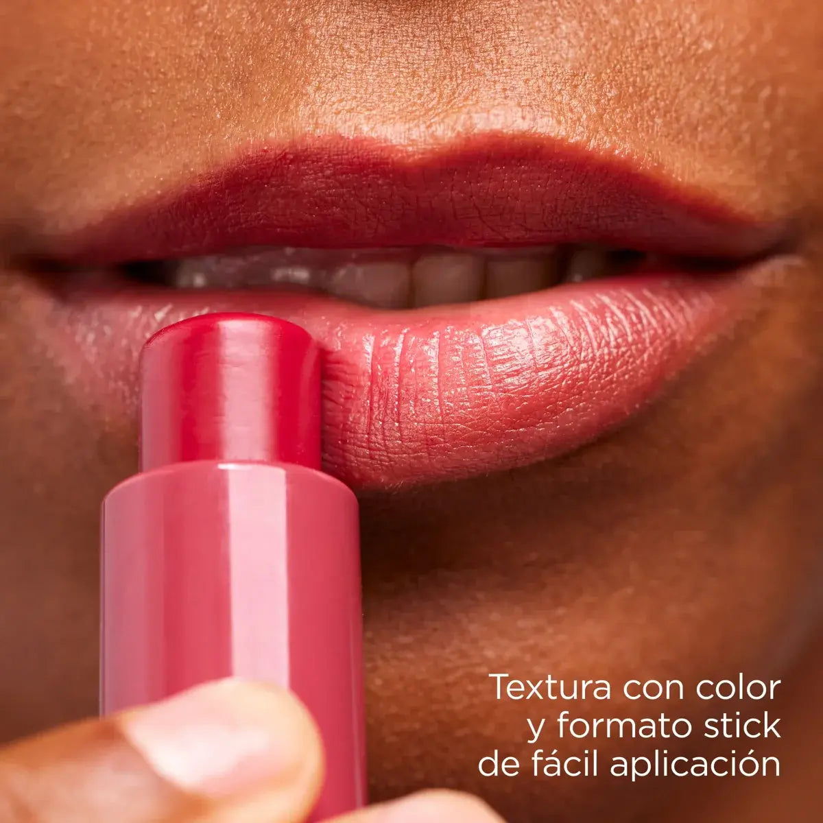 Stick de 4 gr de ISDIN Reparador Labial Granate para la hidratación y el bienestar de los labios.