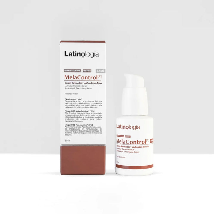 Envase de MelaControlX AM Serum Iluminador de Latinología para un tono de piel uniforme.