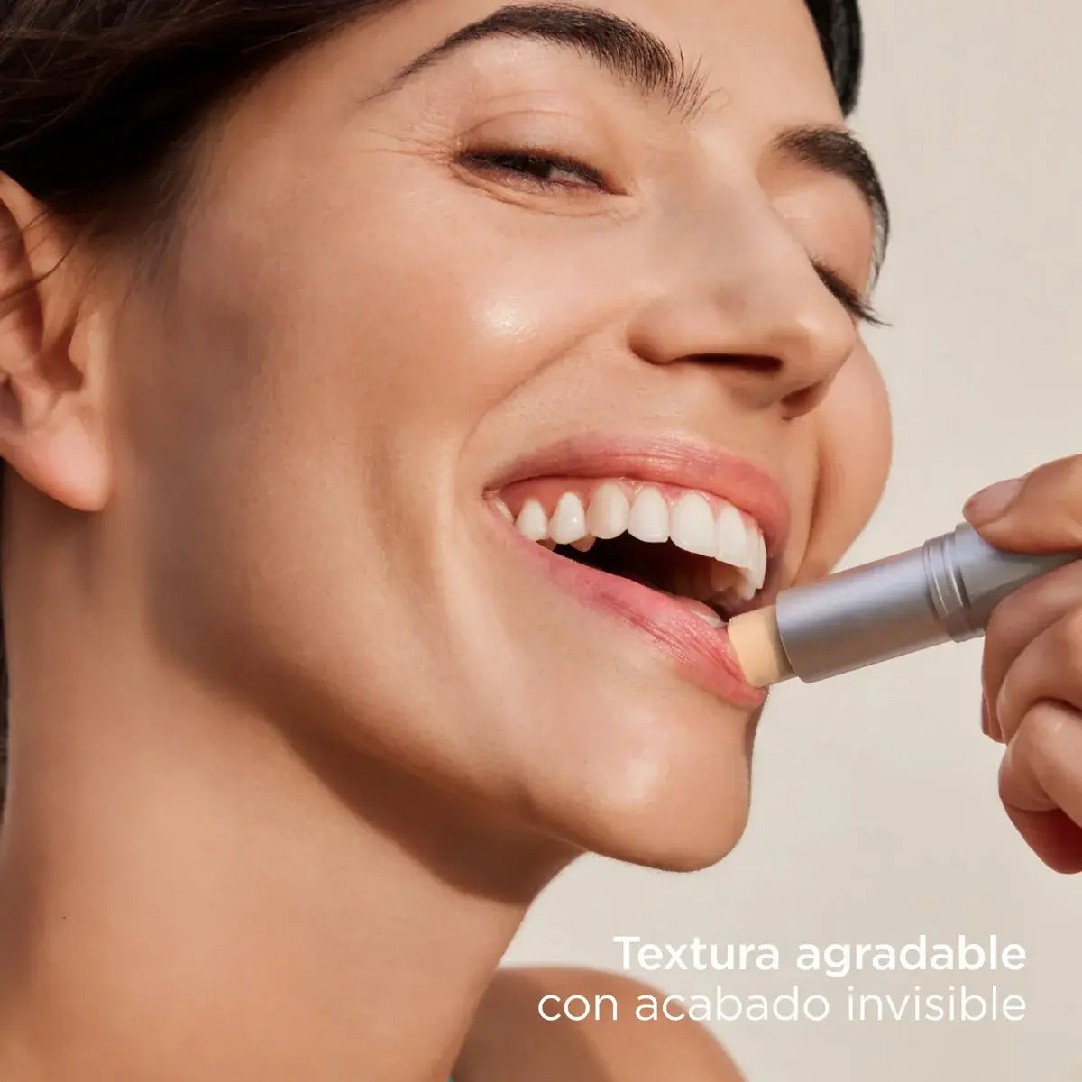 Barra de ISDIN Protector Labial SPF 50+ para protección solar extrema de los labios.