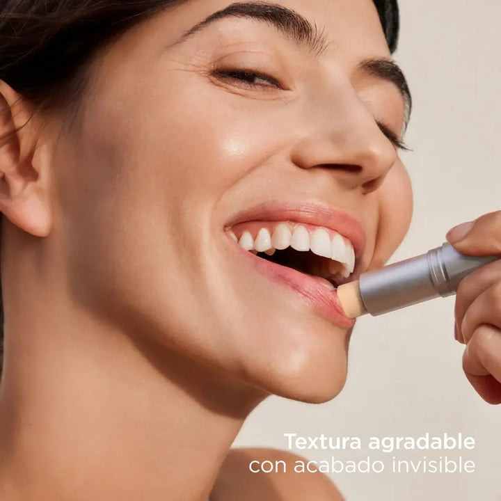 Barra de ISDIN Protector Labial SPF 50+ para protección solar extrema de los labios.