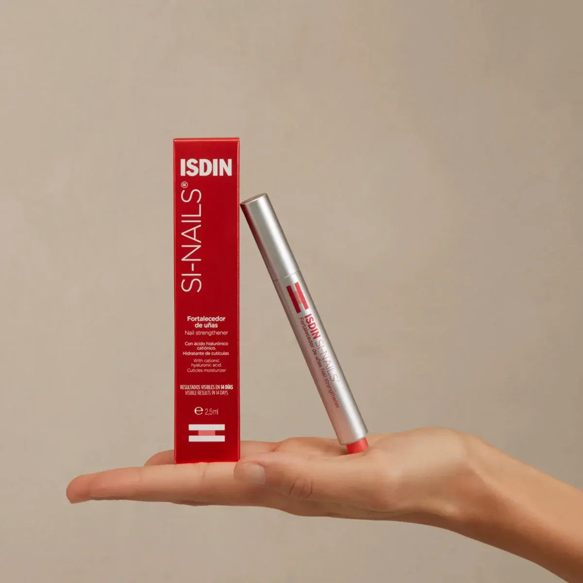 Lápiz aplicador de ISDIN Si-Nails para el fortalecimiento y protección de las uñas.