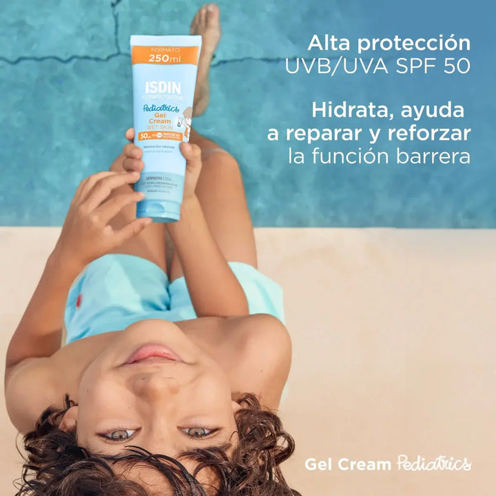 Envase de ISDIN Fotoprotector Gel Cream Pediatrics SPF 50 de 250 ml para niños.