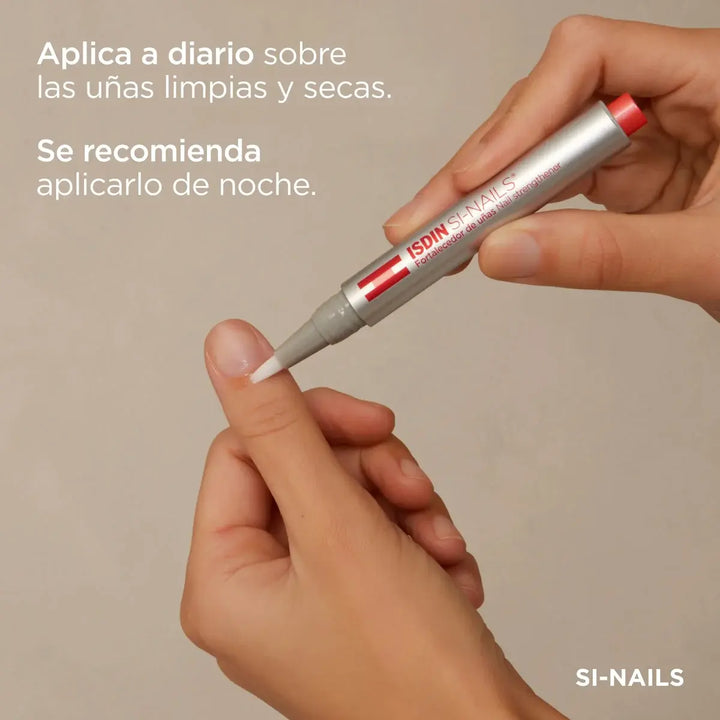 Lápiz aplicador de ISDIN Si-Nails para el fortalecimiento y protección de las uñas.
