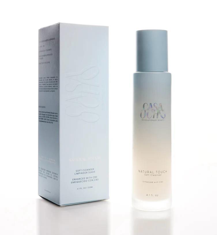 Envase de Limpiador Suave Natural Touch de Casa Ocho Green Lab para higiene facial delicada.