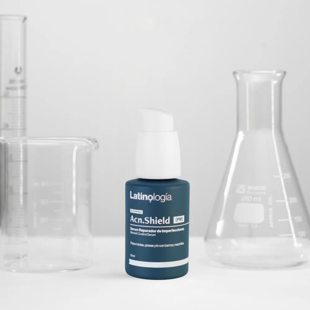 Envase de Acn.Shield Serum Reparador Latinología para mejorar la textura y controlar la grasa de la piel