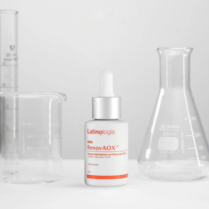 Envase de RenovAOX Serum Vitamina C 15% Latinología para luminosidad y protección antioxidante.
