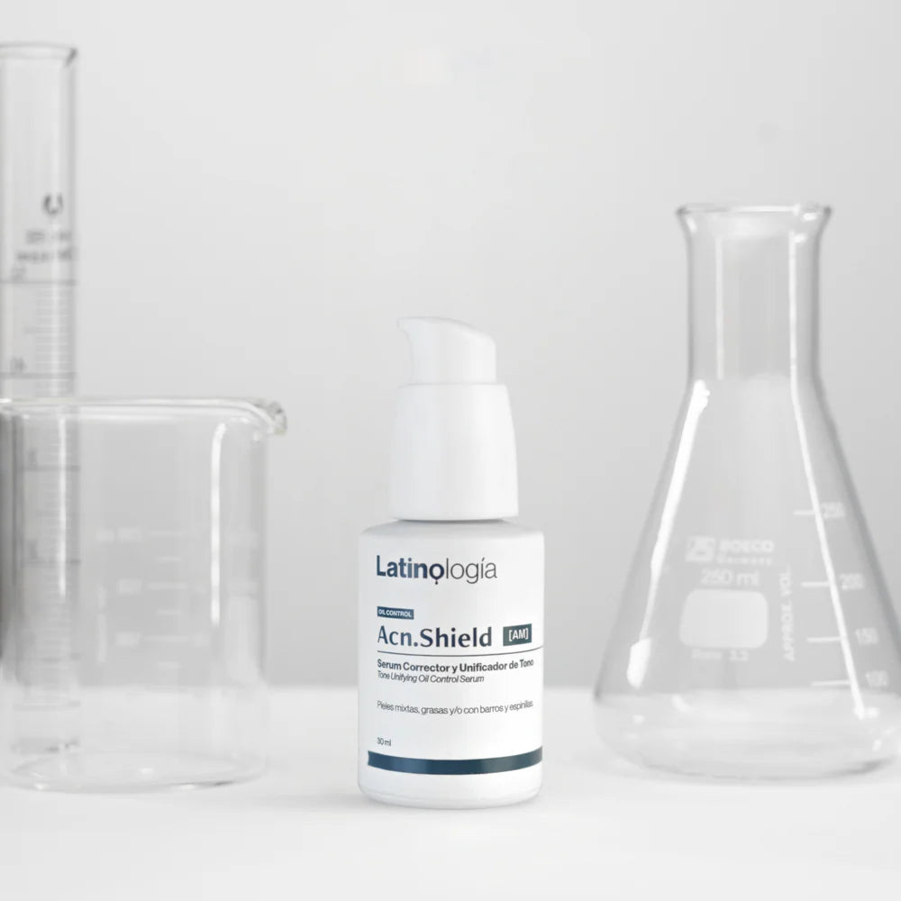 Envase de Acn.Shield Serum Corrector Latinología para unificar el tono y dar luminosidad a la piel.