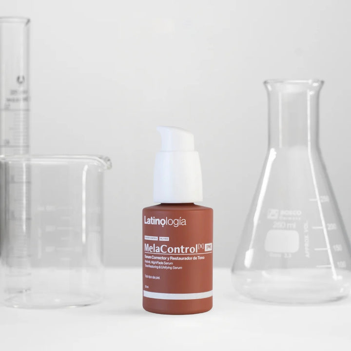 Envase de MelaControlX PM Serum Nocturno de Latinología para la restauración del tono facial