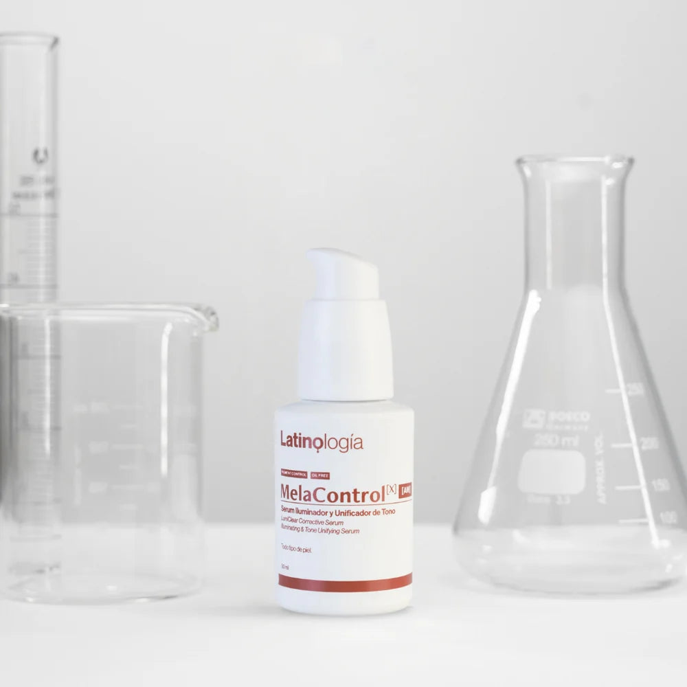 Envase de MelaControlX AM Serum Iluminador de Latinología para un tono de piel uniforme.