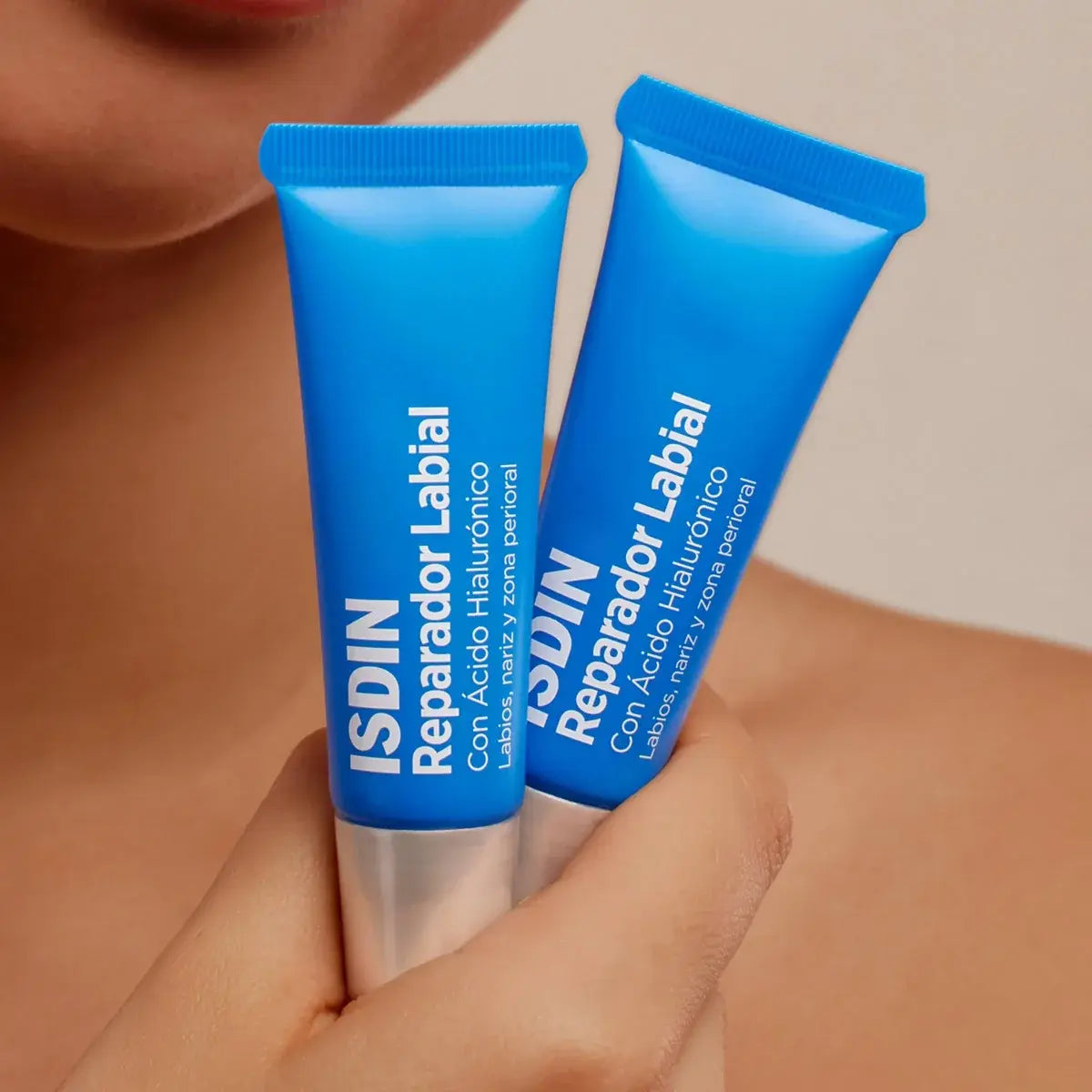 Envase de ISDIN Reparador Labial Fluido de 10 ml con ácido hialurónico