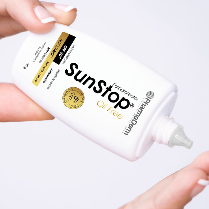 Envase de Sunstop Oilfree SPF 50+ Pharmaderm para la protección y control de brillo facial.