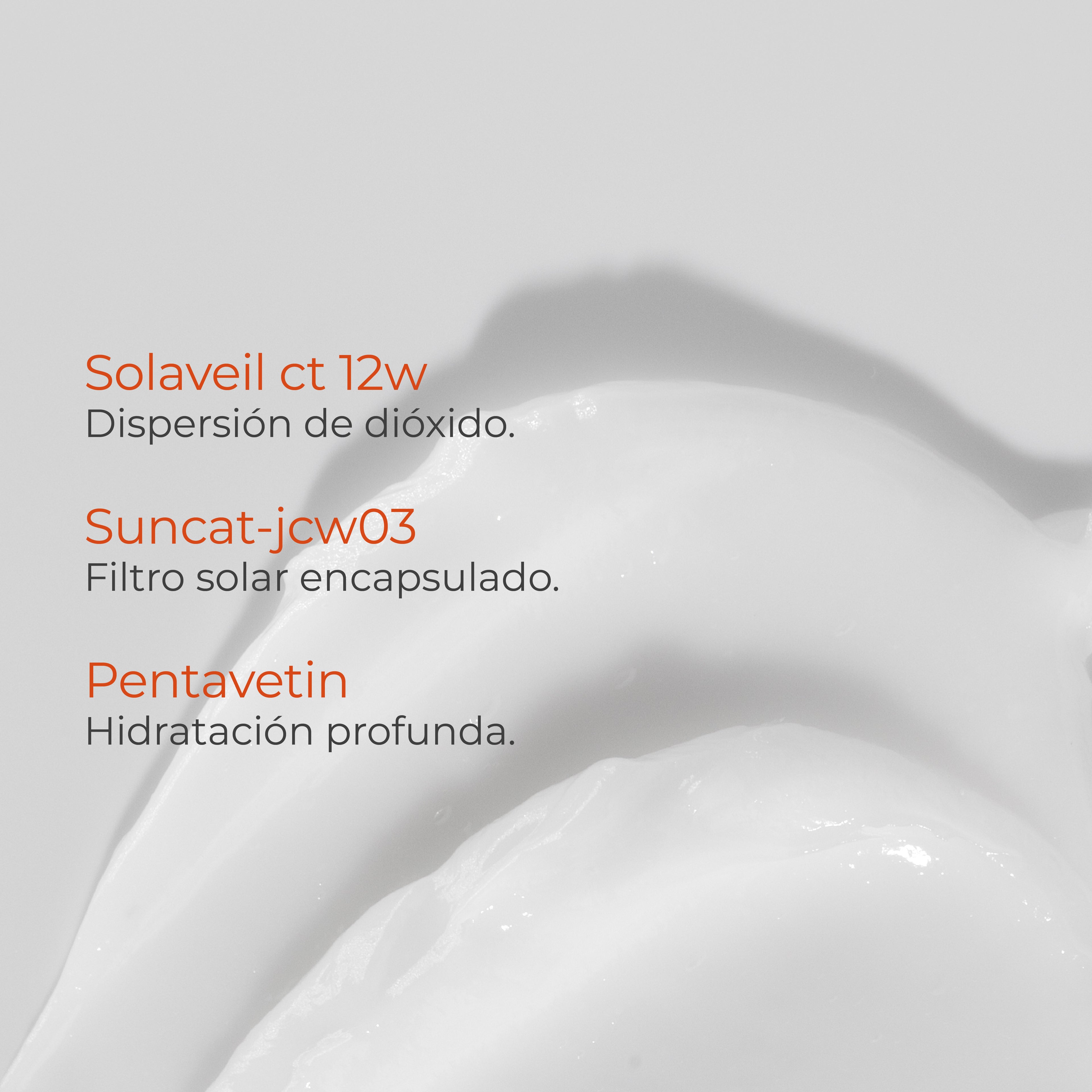 Envase de Sunstop Oilfree SPF 50+ Pharmaderm para la protección y control de brillo facial.