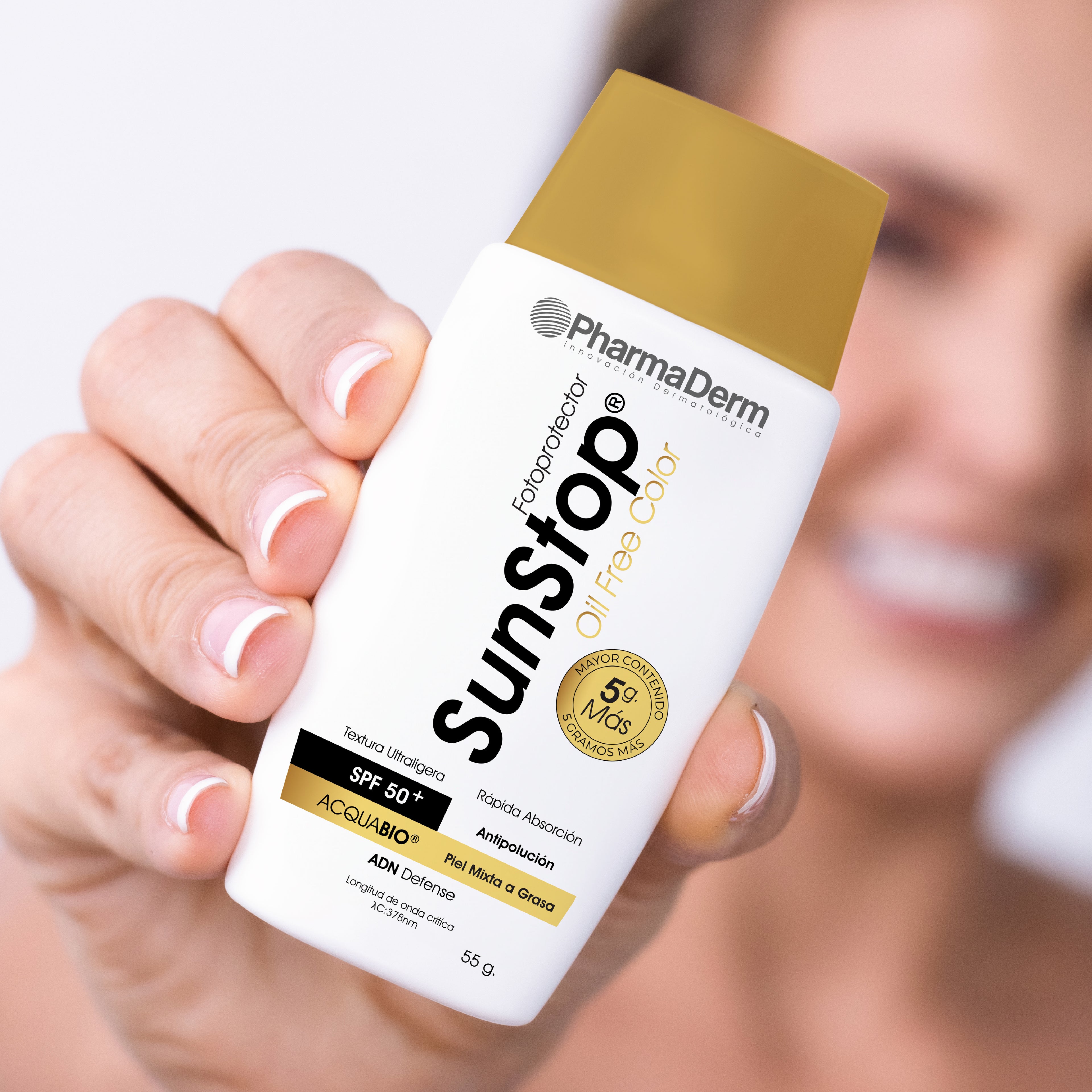 Envase de Sunstop Libre de Aceite Color Pharmaderm para la protección y uniformidad facial.